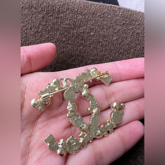 CC pearl brooch - Picture 7 of 11